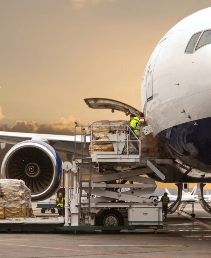 Global flygfrakt med ett lastflygplan i skyn